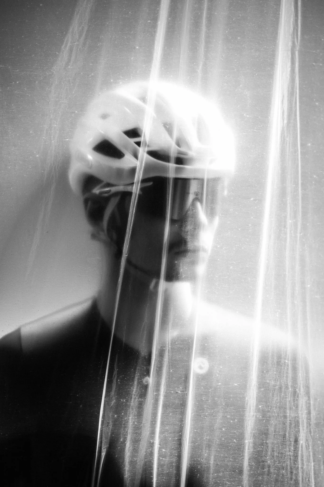 Ciclista con casco OM sotto la pioggia